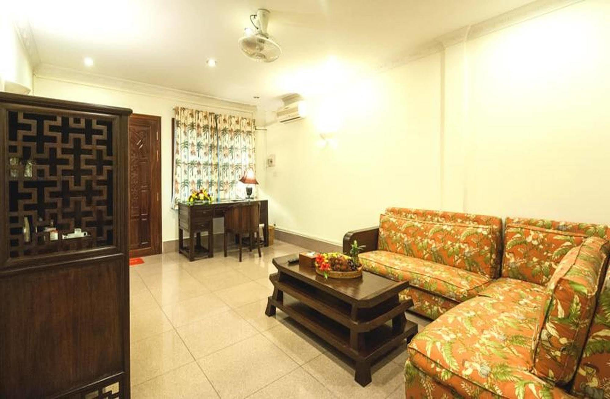 Red Hibiscus Hotel Phnom Penh Exterior foto
